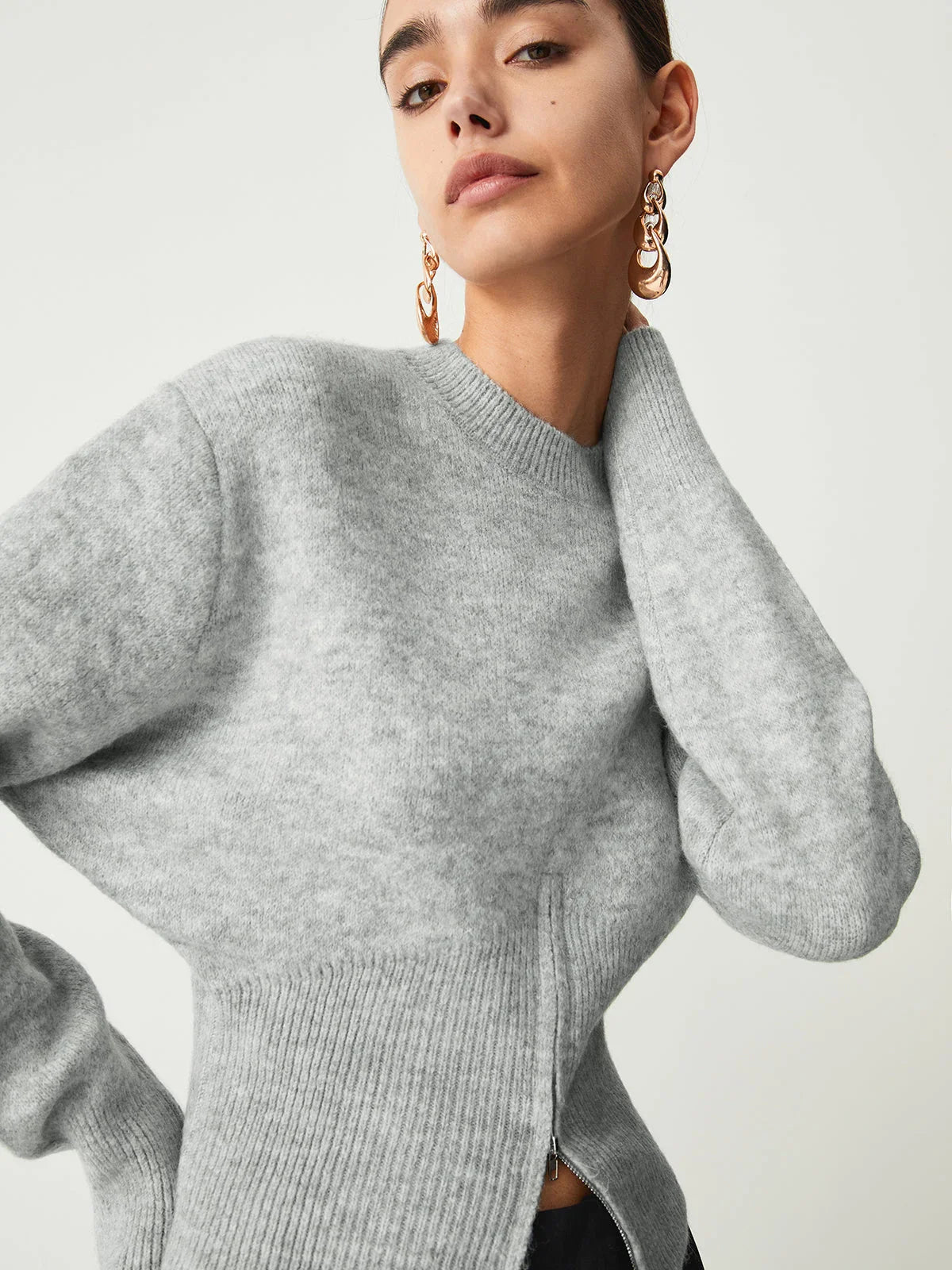 Pull gris femme avec demi-zip, manches longues et tissu doux pour un style décontracté.