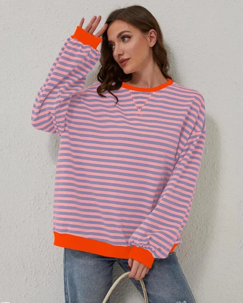 Pull oversize rayé bleu en mélange de coton, conçu pour un style décontracté.