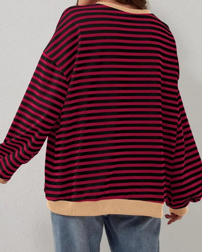 Pull rayé oversize bleu pour femme, en mélange de coton, conçu pour un style décontracté.