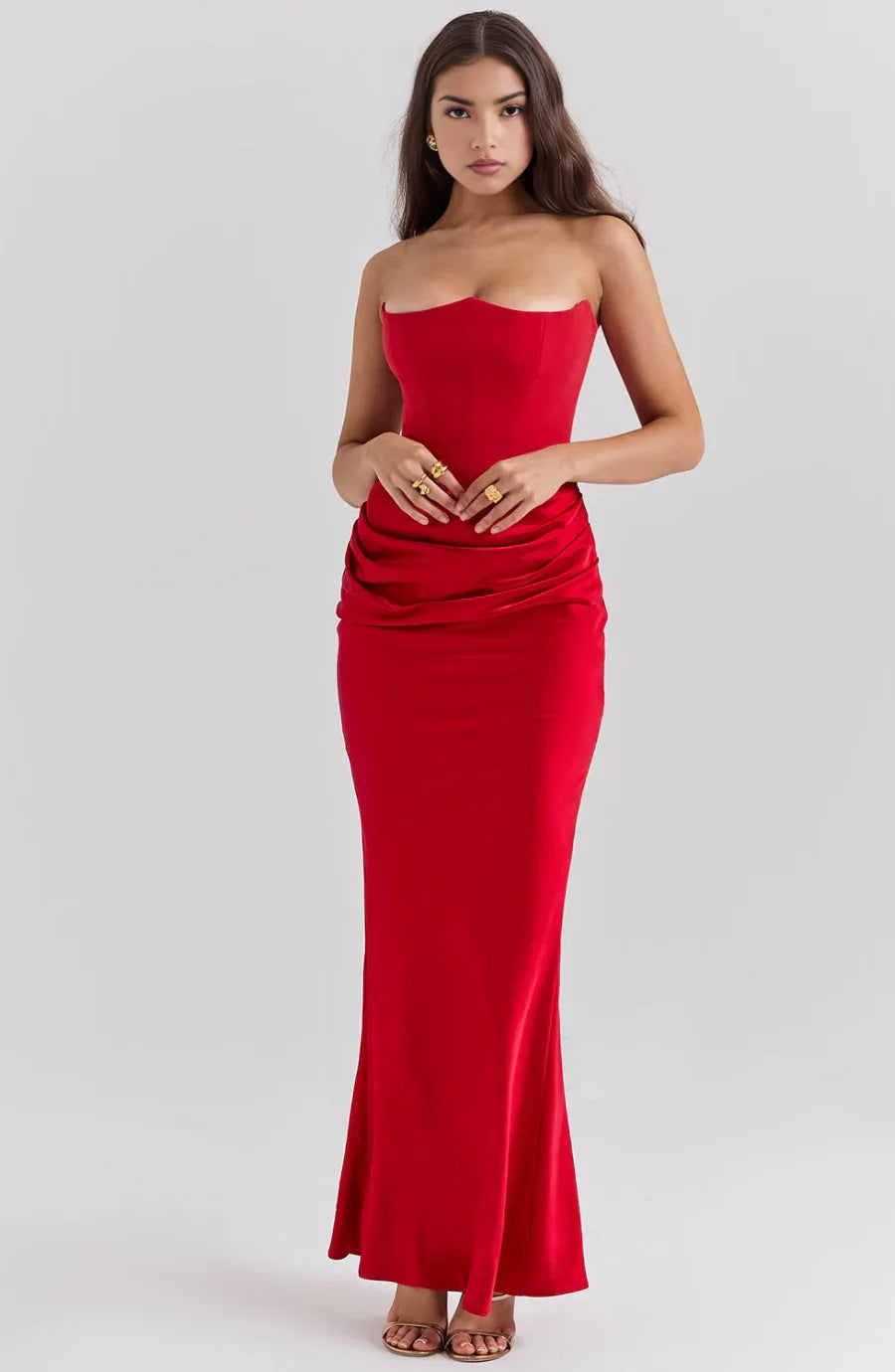 Robe bustier maxi pour femme, en satin doux, avec drapés élégants, idéale pour les occasions spéciales.
