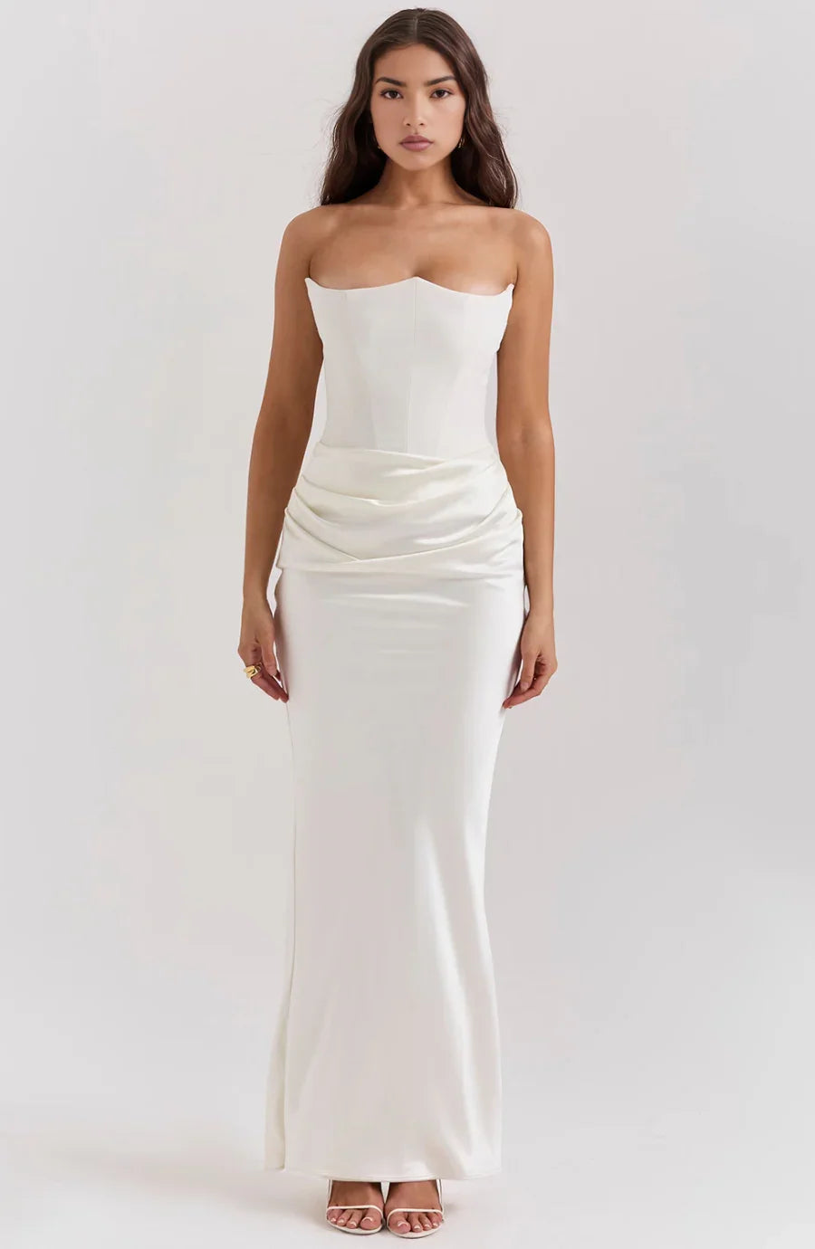 Robe bustier maxi drapée en tissu léger, avec un décolleté élégant et une coupe fluide pour un look sophistiqué.
