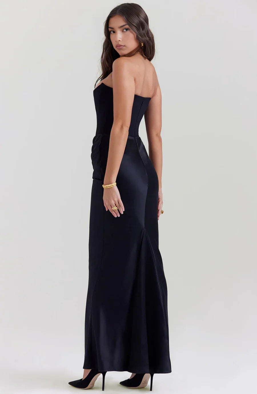 Robe bustier femme maxi drapée en tissu fluide, à coupe élégante, idéale pour des occasions estivales.