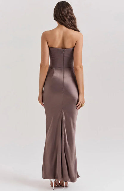 Robe bustier maxi drapée en tissu léger, design fluide avec décolleté subtil, parfaite pour les occasions estivales.