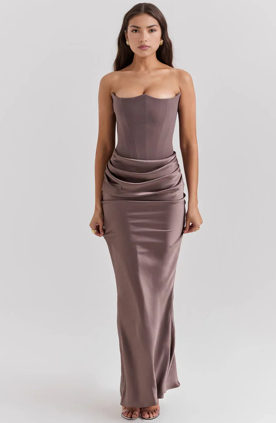 Robe bustier marron maxi drapée pour femme en tissu doux avec un design élégant et une silhouette fluide.
