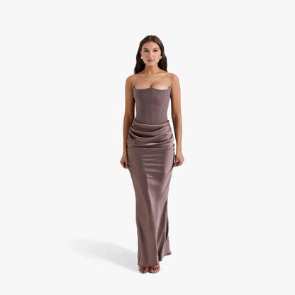Robe bustier longue en tissu léger avec détails drapés élégants, parfaite pour des occasions spéciales.