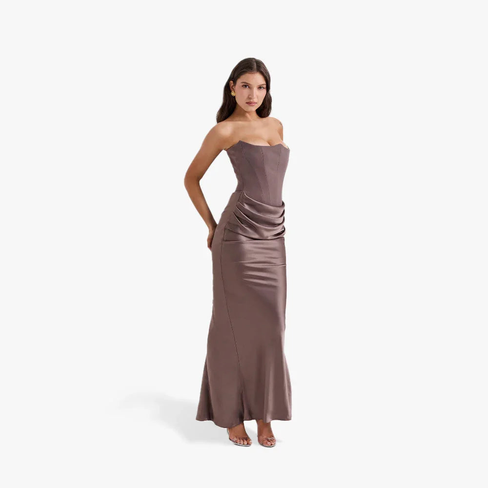 Robe bustier longue en tissu léger, avec détails drapés élégants et coupe flatteuse pour une silhouette féminine.