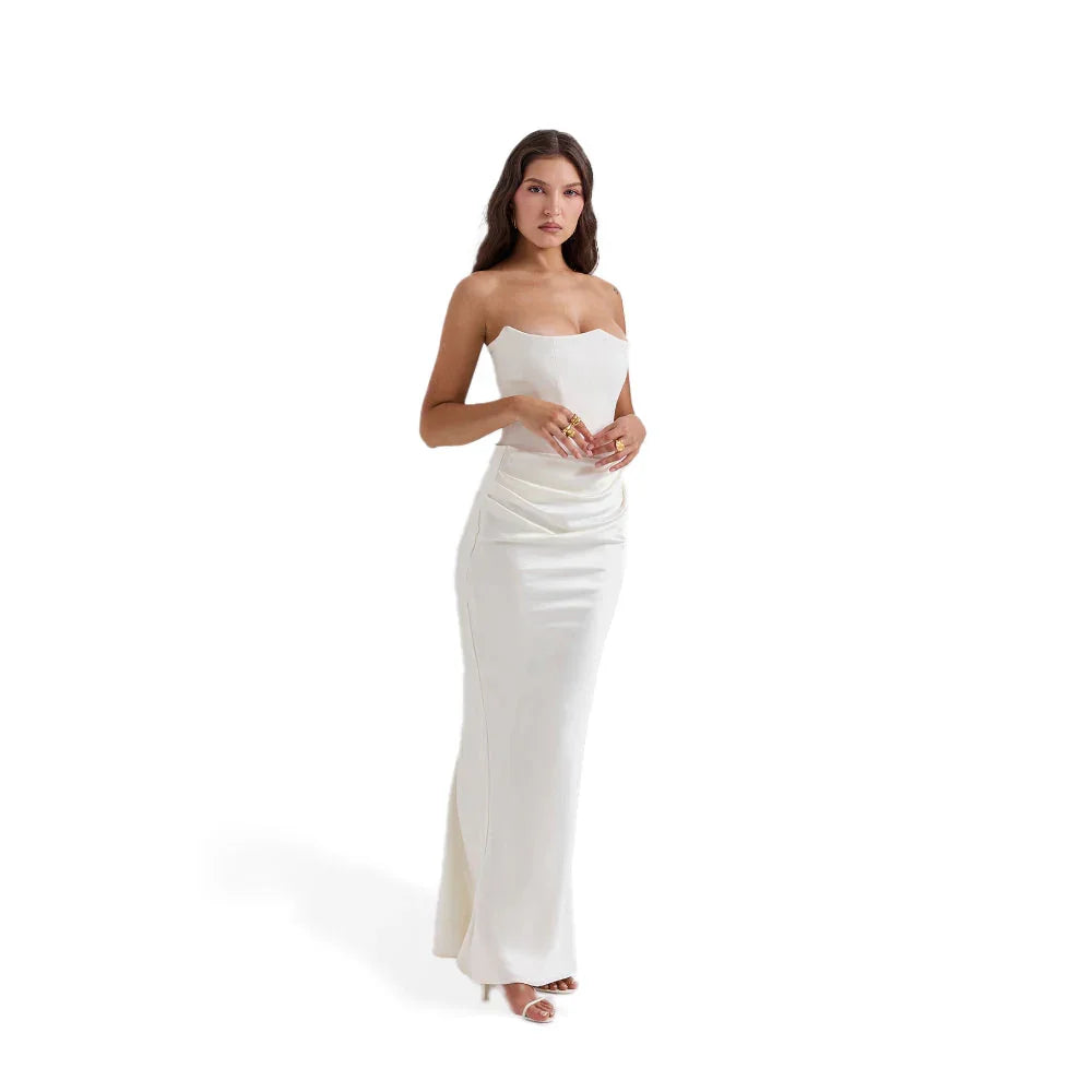 Robe bustier longue femme en tissu fluide avec détails drapés sur la taille, offrant une silhouette élégante.