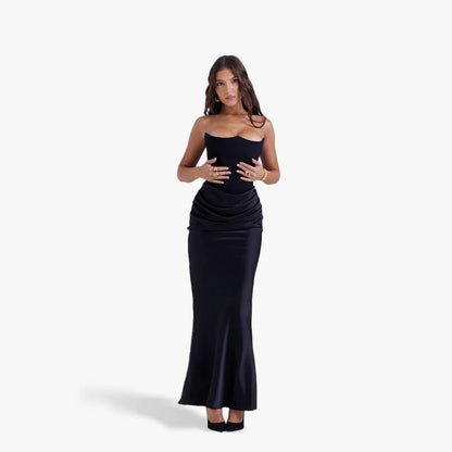 Robe bustier longue en tissu léger, ornée de drapés élégants pour un look sophistiqué et féminin. Parfaite pour les…