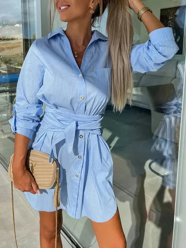 Robe chemise courte en coton, ceinturée avec des manches réglables, idéale pour le bureau ou un usage quotidien.