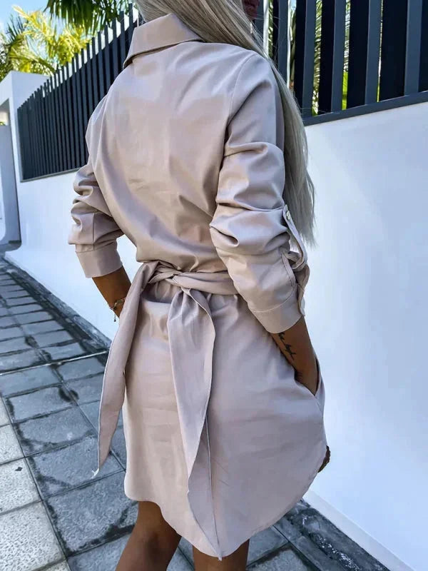 Robe chemise courte en coton, ceinturée avec manches réglables, idéale pour le bureau ou un look décontracté.