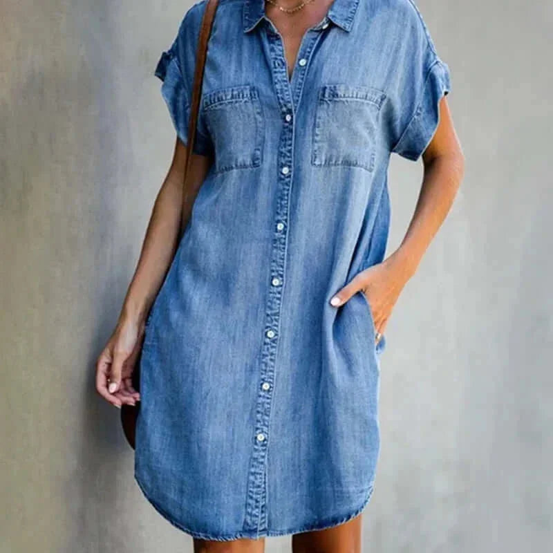 Robe chemise en denim léger, dotée de boutons avant, poches et manches courtes, idéale pour un usage quotidien.
