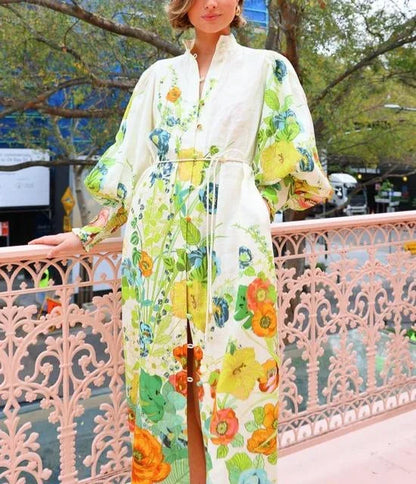 Robe chemise midi fluide à manches bouffantes, en tissu léger, avec un imprimé floral coloré pour le printemps-été.