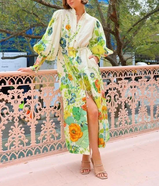 Robe chemise midi fluide avec manches bouffantes et imprimé floral, parfaite pour les soirées printanières et estivales.