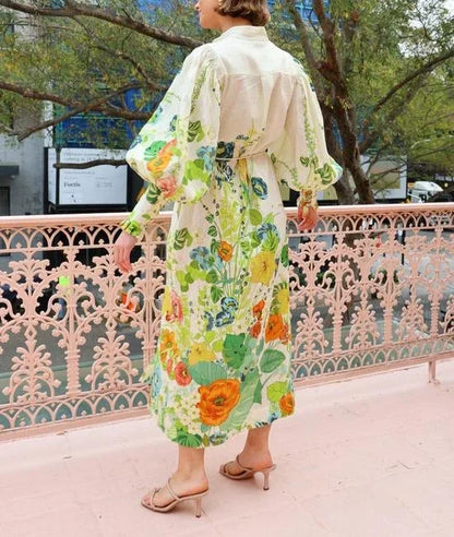 Robe chemise midi fluide à manches bouffantes, en tissu léger, avec un imprimé floral vibrant. Idéale pour les soirées…