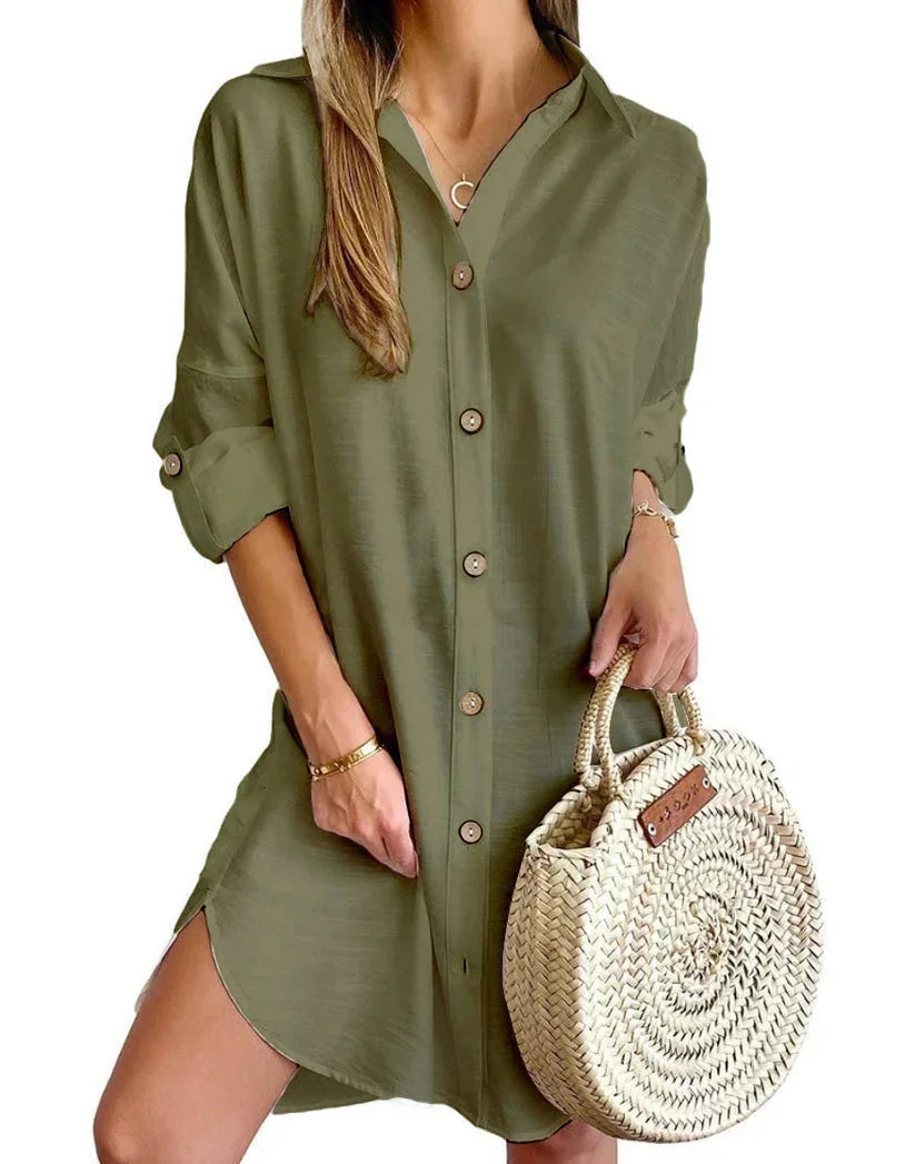 Robe chemise beige en tissu léger, mini longueur, boutons sur le devant, col classique et manches longues pour le quotidien.