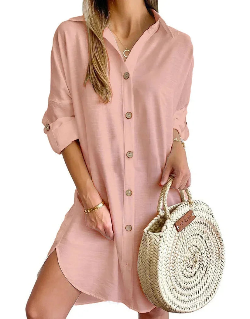 Robe chemise mini boutonnée en tissu léger, col classique et manches longues, idéale pour un look quotidien décontracté.