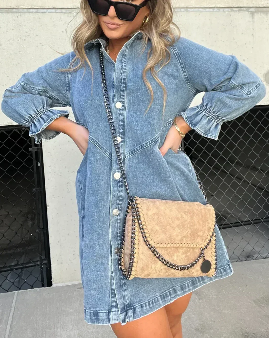Robe chemise mini en jean, manches longues, boutons sur le devant, parfaite pour un look décontracté quotidien.