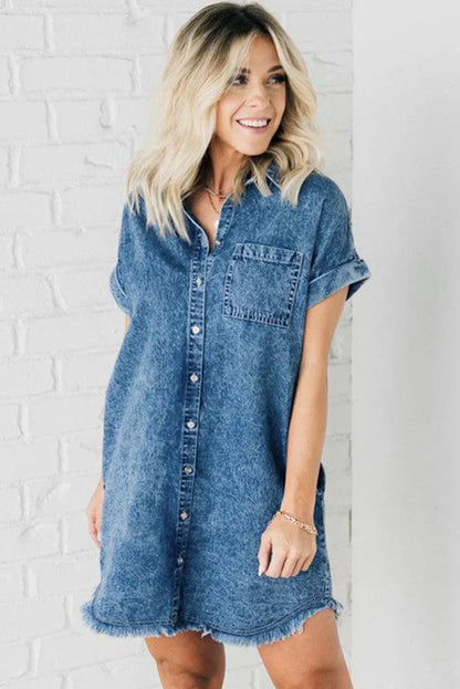 Robe courte en denim bleu avec col classique, boutons devant et manches courtes idéale pour un look estival décontracté.