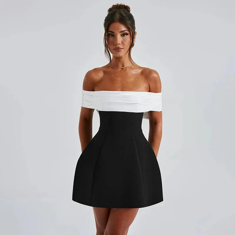 Robe courte à deux tons en tissu léger, épaule dégagée avec un design moderne et une coupe flatteuse pour soirées.