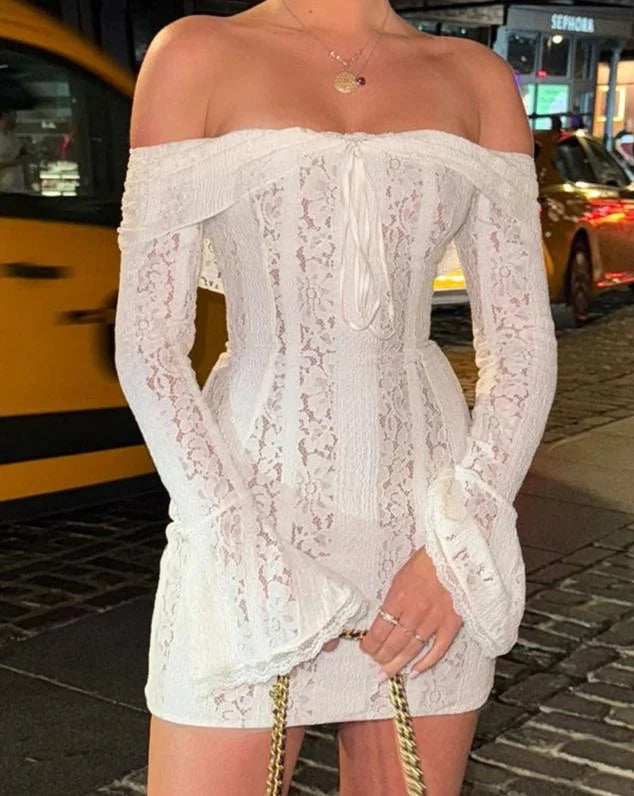 Robe courte en dentelle blanche à épaules dénudées, élégante, avec un design délicat et un tissu doux et léger.