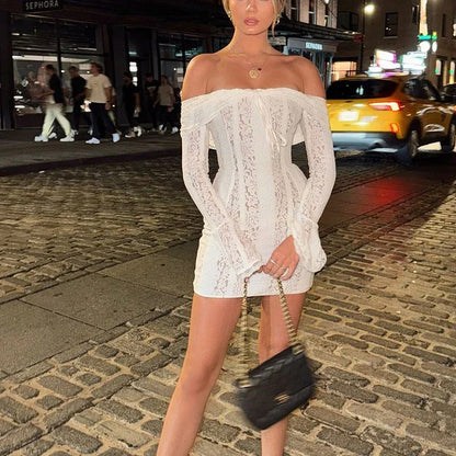Robe courte blanche en dentelle, à épaules dénudées, avec une coupe délicate et des détails floraux.