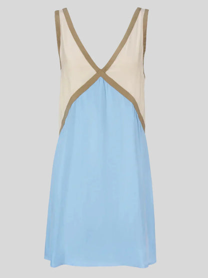 Robe courte femme en tissu fluide, design contrastant avec décolleté plongeant au dos et manches courtes.