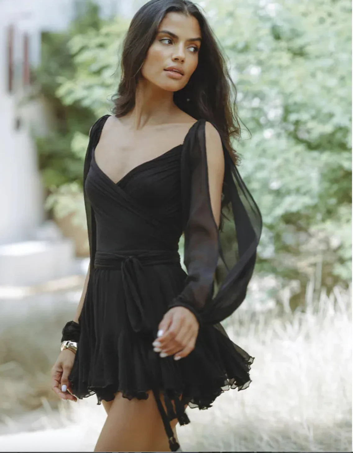 Robe courte femme à manches longues fluides, en tissu léger avec un design élégant et une coupe confortable.