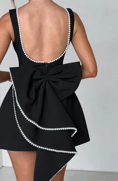 Robe courte femme en coton doux, avec un nœud décoratif au dos et des manches courtes pour un look élégant et casual.