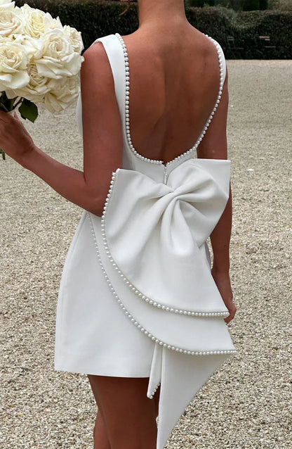 Robe courte femme en coton, dotée d'un nœud décoratif au dos et d'une coupe fluide pour un look décontracté.