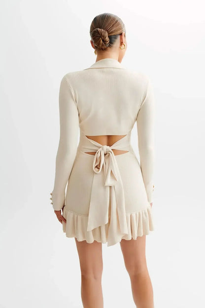 Robe courte en coton avec volants délicats et boutons distinctifs, parfaite pour un look décontracté et élégant.