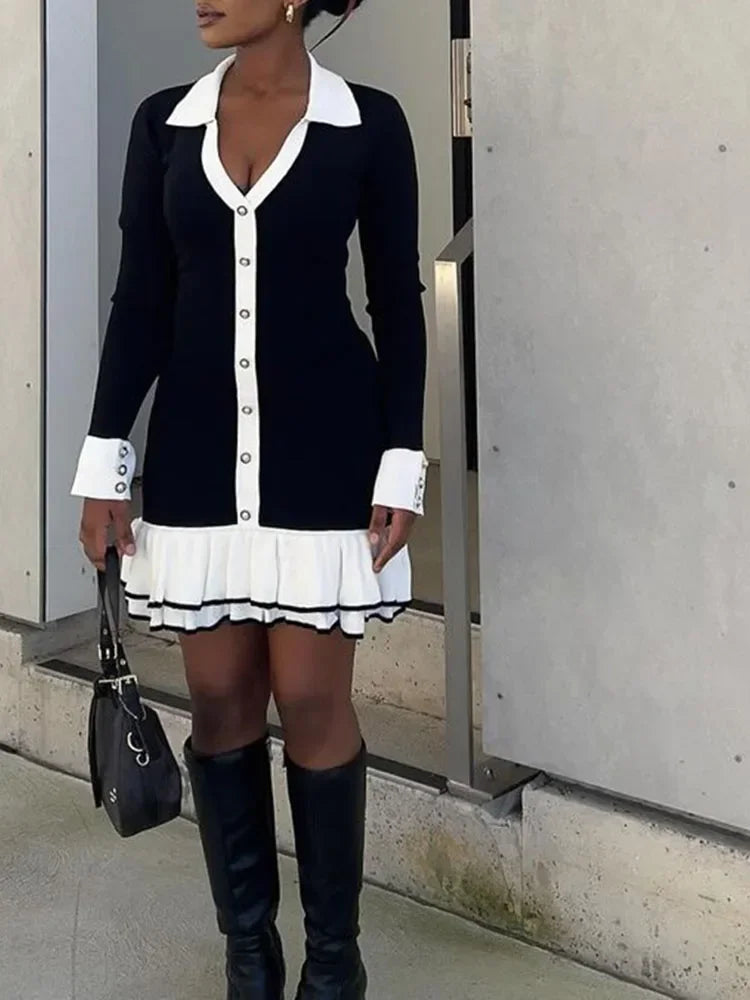 Robe courte femme en tissu léger, ornée de volants et de boutons distinctifs, idéale pour un look décontracté.