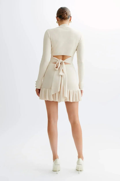 Robe courte en tissu léger, avec volants élégants et boutons distinctifs, parfaite pour les occasions décontractées.