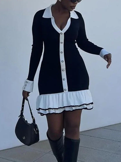 Robe courte femme en coton, avec volants délicats et boutons distinctifs, parfaite pour une tenue décontractée.