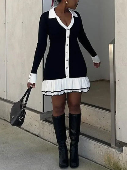 Robe courte en coton, avec volants délicats et boutons en métal, idéale pour un style décontracté et élégant.