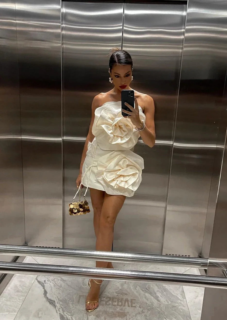 Robe courte blanche à fleurs, en coton léger, avec manches courtes et décolleté en v, parfaite pour les journées d'été.