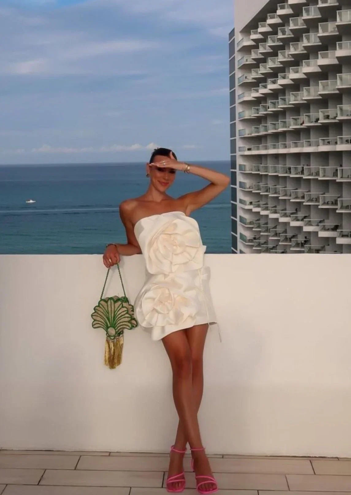 Alt text: Robe courte femme blanche à fleurs en coton léger, avec des motifs floraux colorés et des manches courtes.