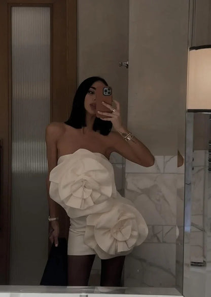 Robe courte femme blanche à fleurs avec motif floral délicat, en coton léger, parfaite pour les journées d'été.