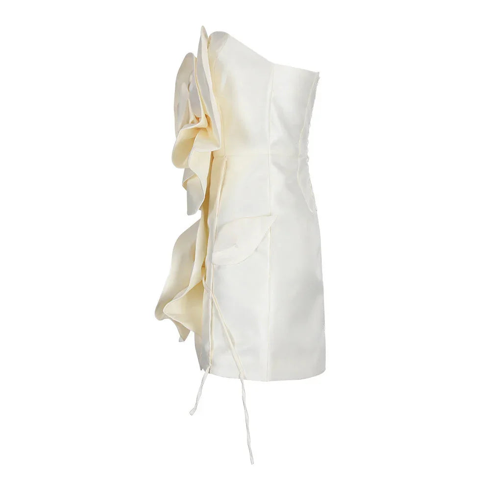 Robe courte blanche à fleurs en coton léger, avec manches courtes et ceinture à nouer pour un ajustement flattering.