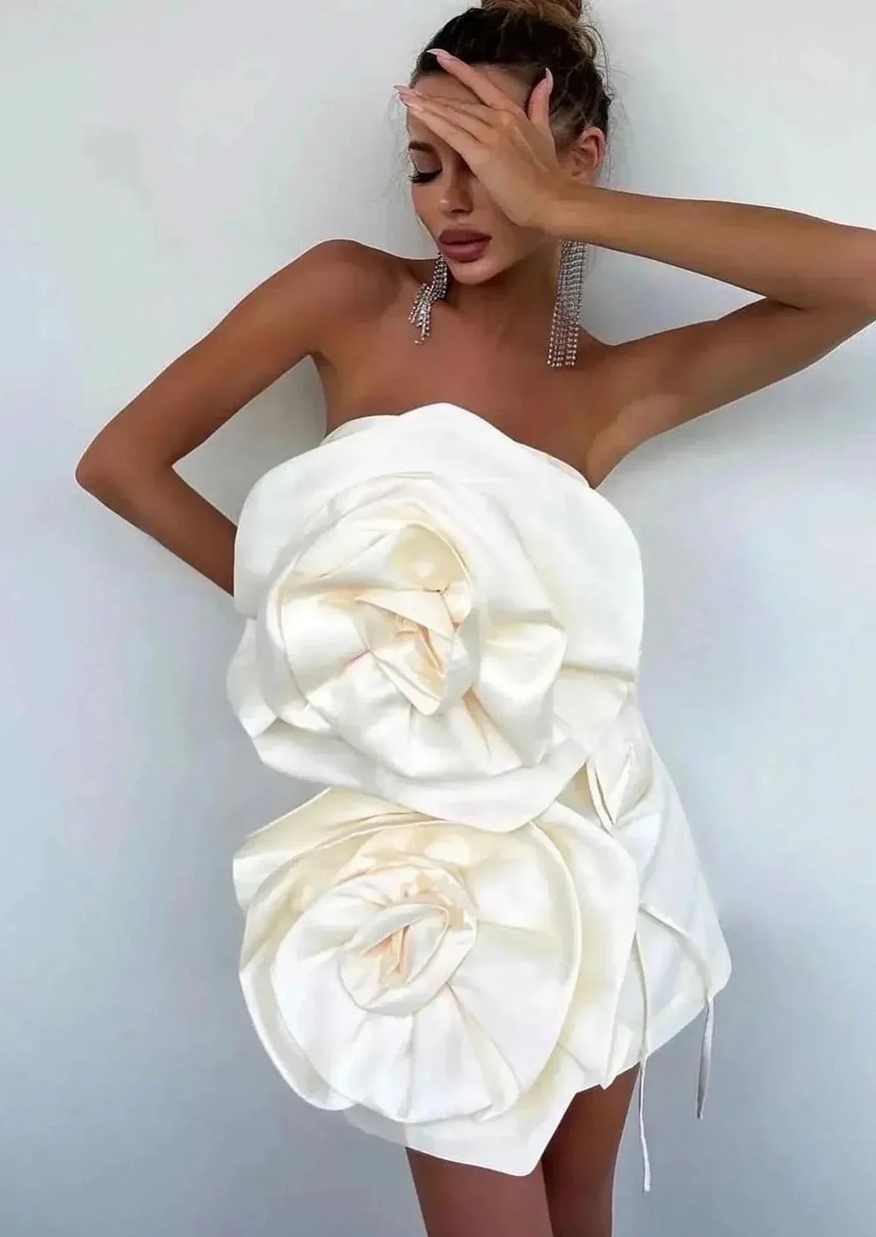Robe courte blanche à fleurs, en coton léger, avec manches courtes et ceinture à nouer pour un look estival.