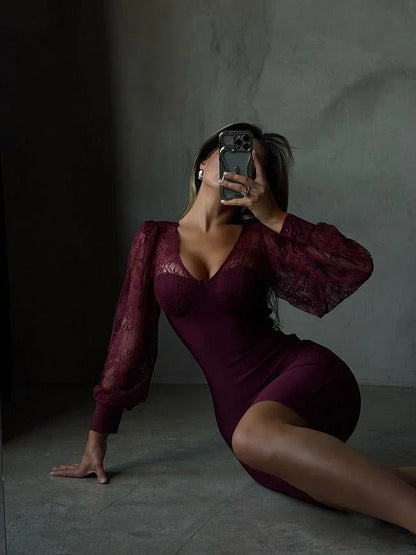 Robe courte bordeaux pour femme, manches ballon en tissu léger, idéale pour une tenue décontractée ou élégante.