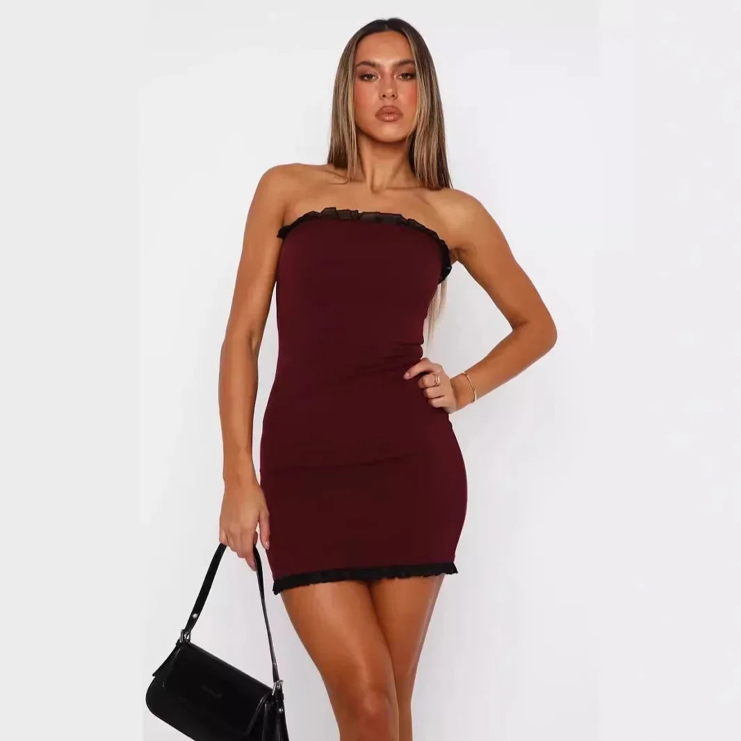 Robe courte rouge femme en tissu léger, bustier avec bordure contrastante et coupe ajustée pour un look estival.