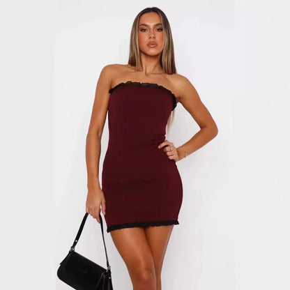 Robe courte rouge femme en tissu léger, bustier avec bordure contrastante et coupe ajustée pour un look estival.