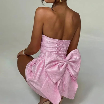 Robe courte femme en tissu léger, avec bustier ajusté, dos lacé et nœud décoratif, idéale pour les sorties estivales.
