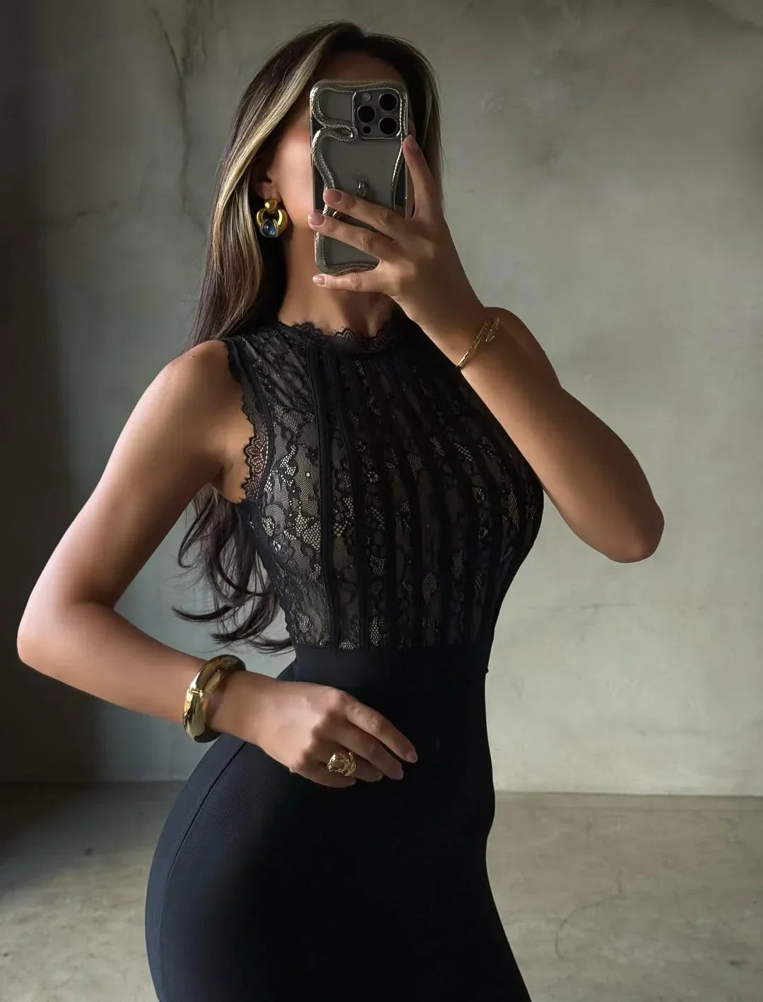 Robe courte en dentelle ajustée, avec des détails délicats et une coupe flatteuse, parfaite pour les occasions spéciales.