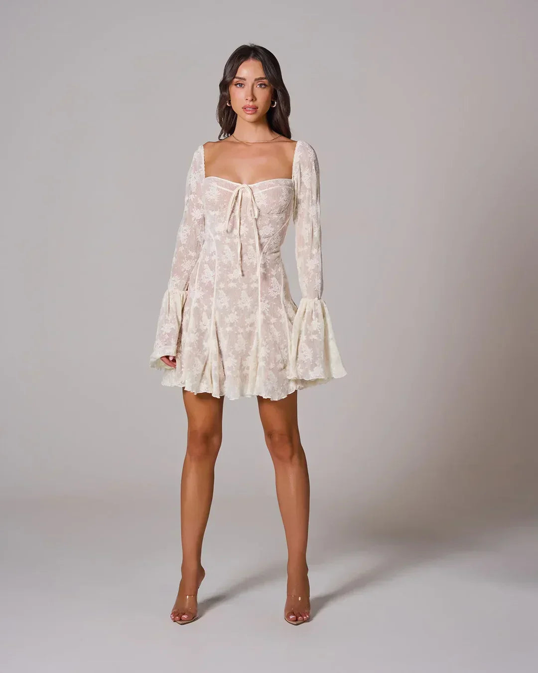 Robe courte en dentelle, manches courtes, coupe ajustée, idéale pour les soirées d'été et les occasions spéciales.
