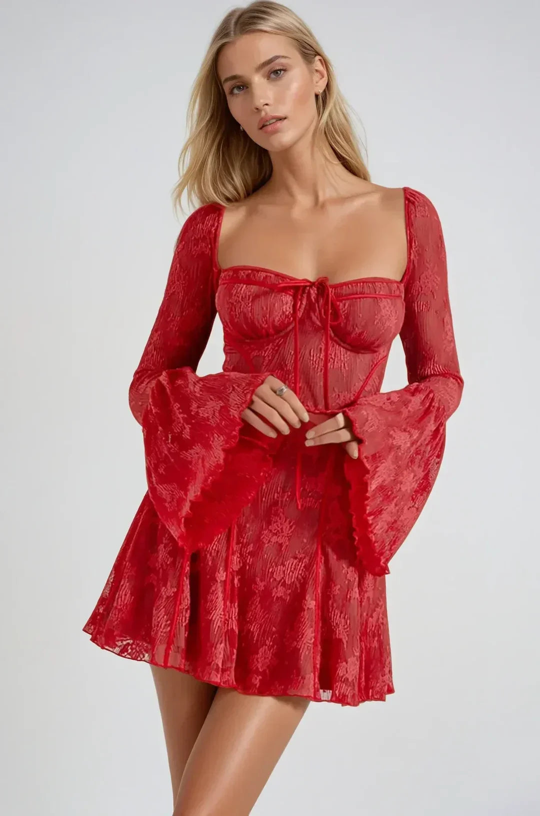 Robe courte femme en dentelle noire, manches courtes, décolleté en V et doublure confortable pour un look élégant.