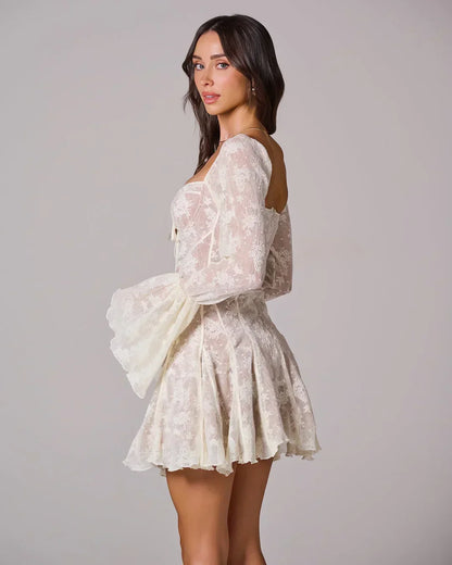 Robe courte en dentelle noire avec manches courtes et décolleté en V, idéale pour les sorties estivales.