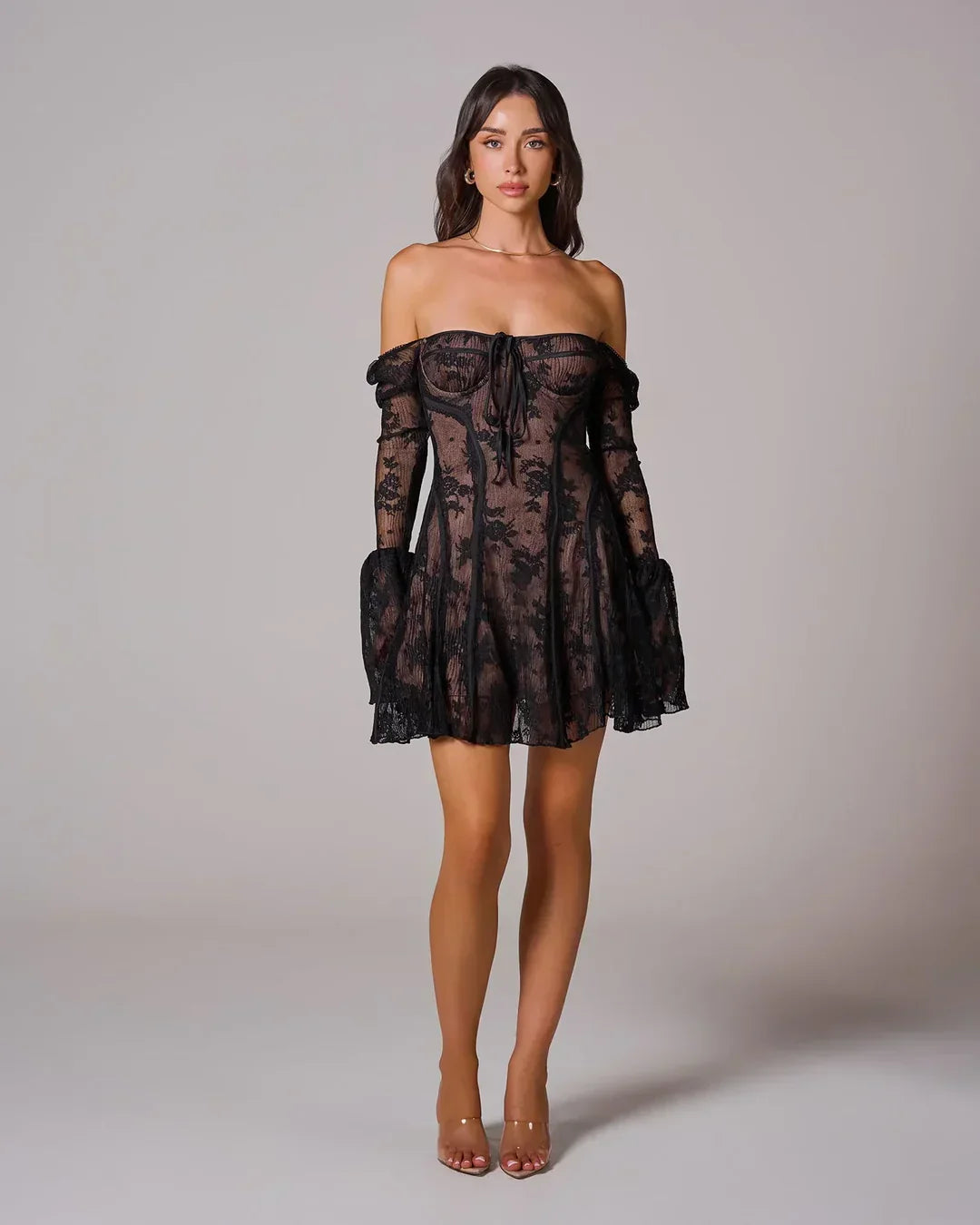 Robe courte en dentelle avec manches courtes et taille cintrée, idéale pour des occasions spéciales.