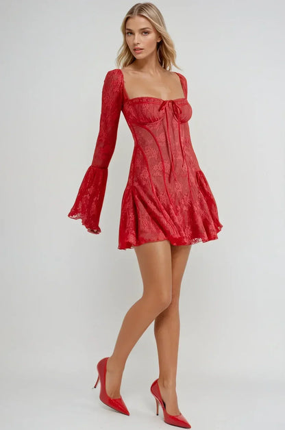Robe courte en dentelle noire, à manches courtes, avec un design élégant et des détails floraux. Idéale pour les soirées.