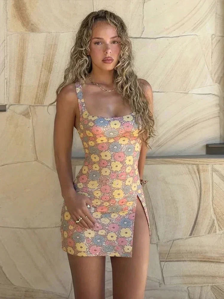 Robe courte femme multicolore avec motifs floraux, larges bretelles, en coton léger pour un confort estival.